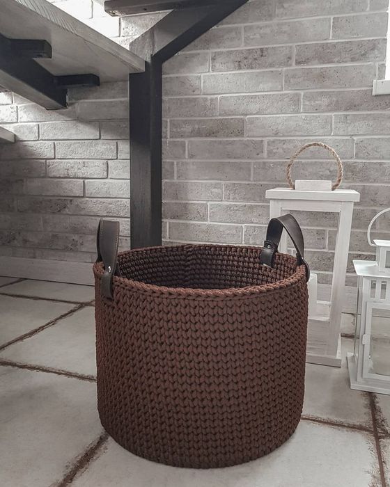 Вязаная корзина с кожаными ручками d 36, h 25
