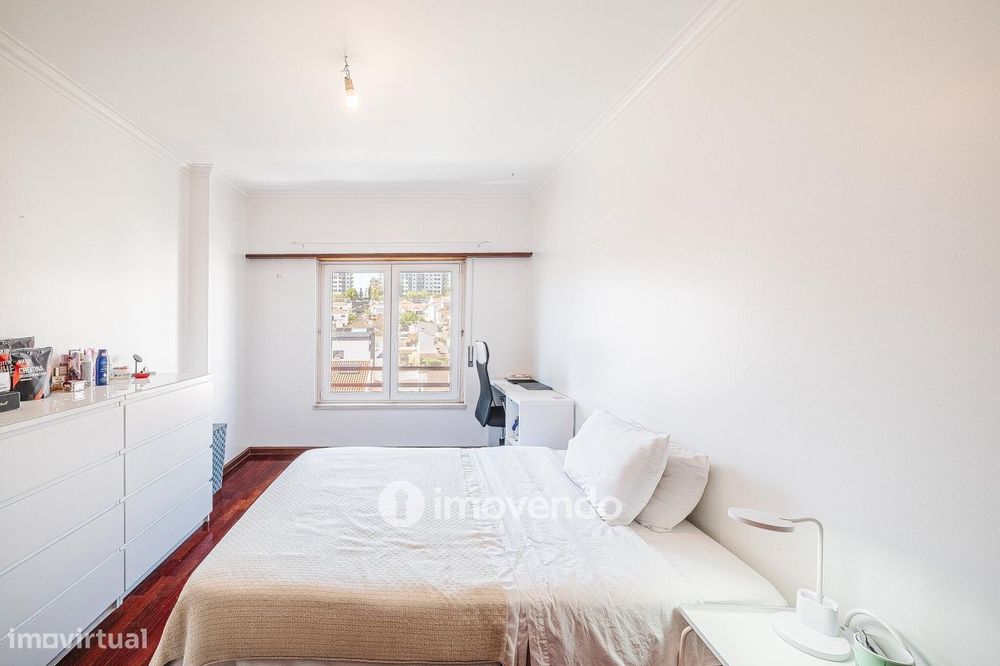 Apartamento T2, com lugar de estacionamento e arrecadação, na Ramada