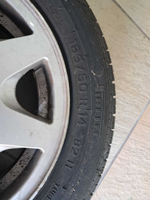 Pneu Pirelli e jante Lancia