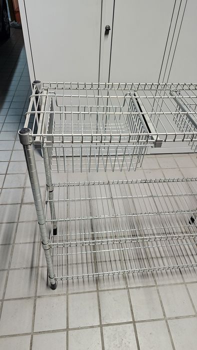 Estante metálica com gavetas