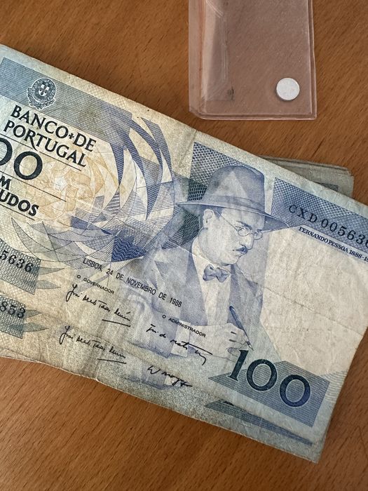 Notas de 100 escudos e moeda miniatura
