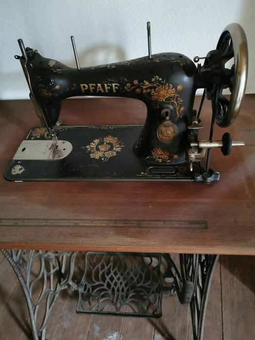 Máquina de costura muito antiga PFAF