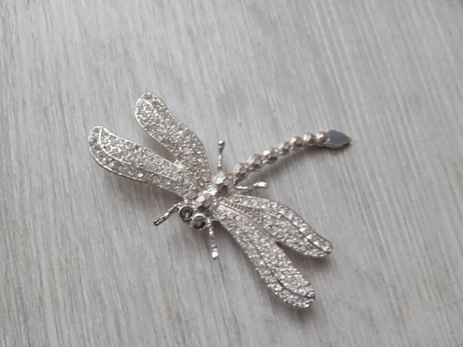 Broszka w kolorze srebra