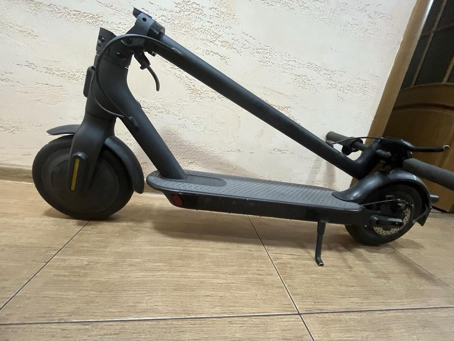 Електросамокат Xiaomi Mi Electric Scooter Essential