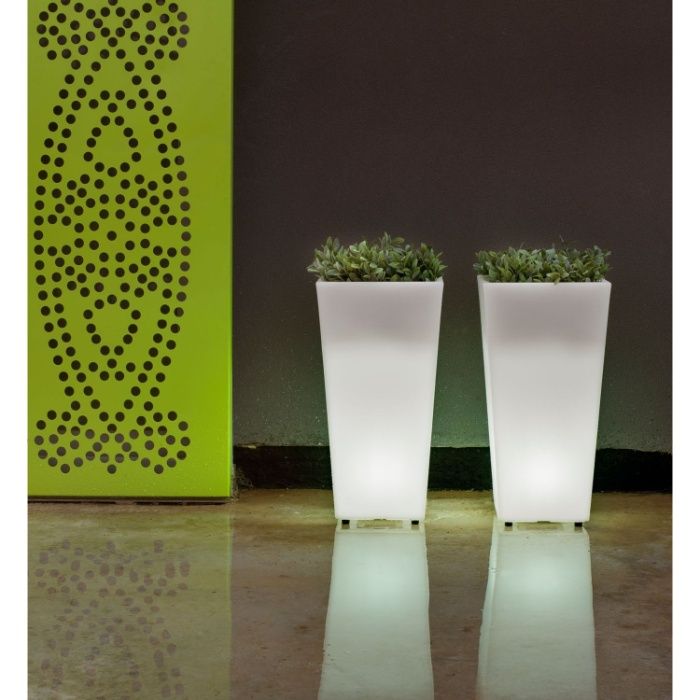 Vasos e floreiras com luz