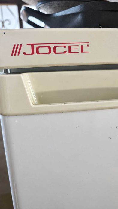 Arca congeladora vertical Jocel – 165 L – A funcionar perfeitamente