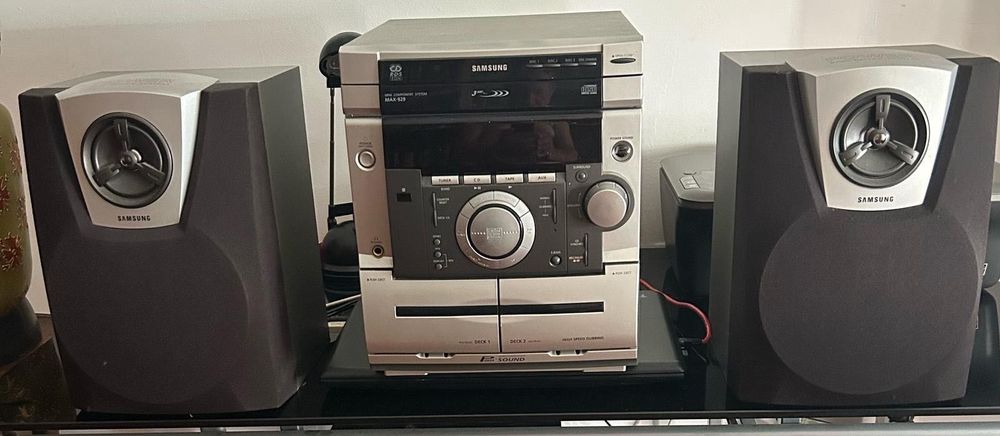 Vendo televisão e aparelhagem
