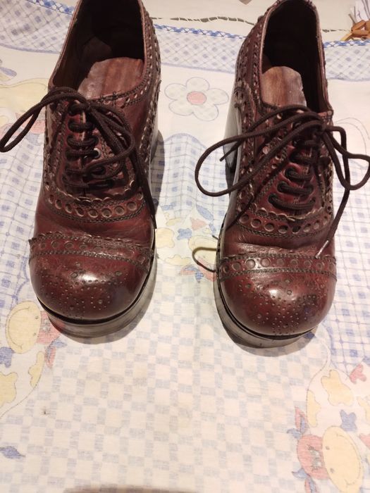 Par da sapatos com 50 anos fora da comum