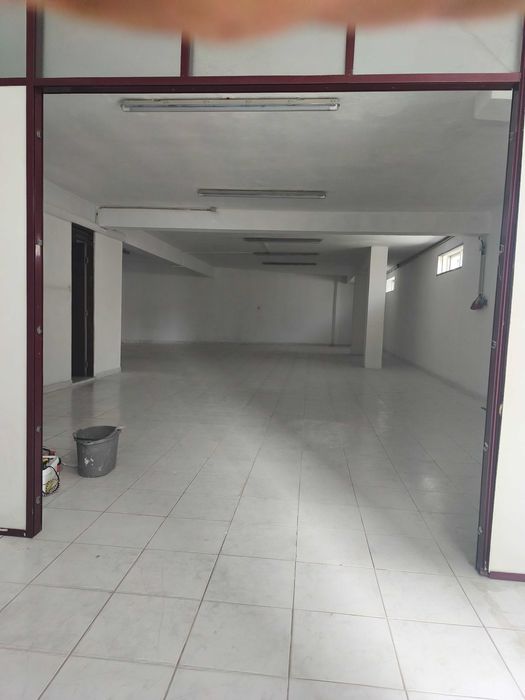 Armazém para arrendamento,  espaço pode ser dividido em 2 armazéns