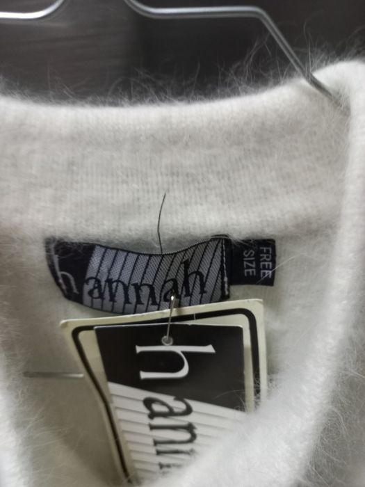 Casaco branco novo em angorá e lamb wool com aplicações