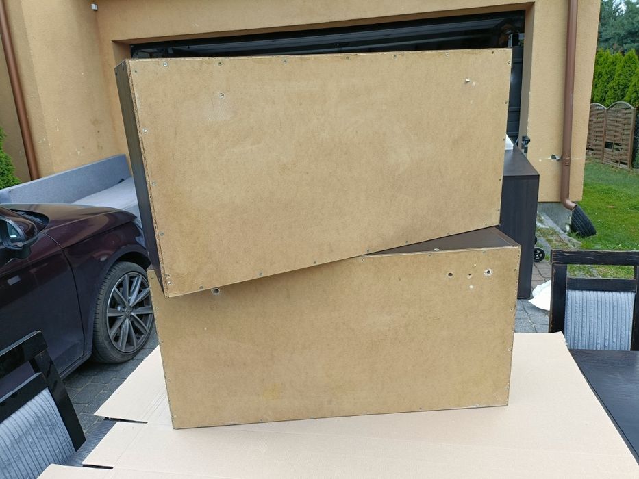 Szafki wiszące venge z mleczną szybą