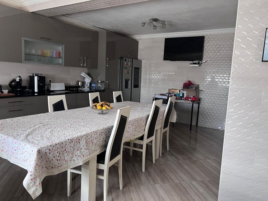Casa res de chao e 1 andar com garagem e telheiro