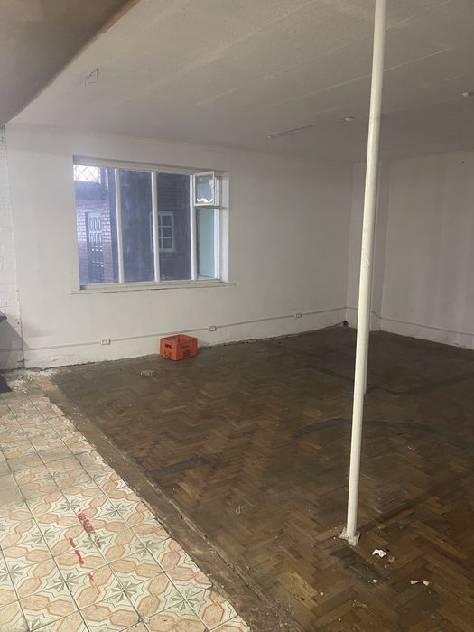 Продається комерційна будівля з земельною ділянкою під нею