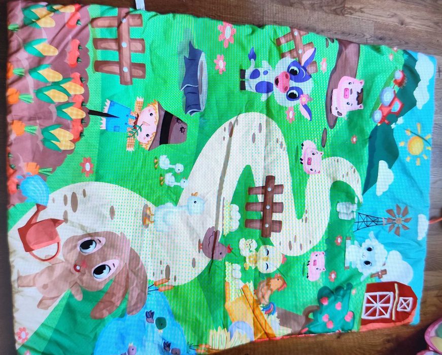 Zabawki kontrastowe, mata, grzechotki