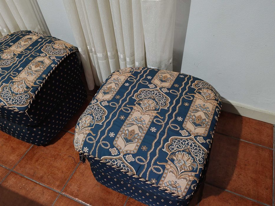 Conjunto de Sofás Clássicos com Pufes (Excelente Estado