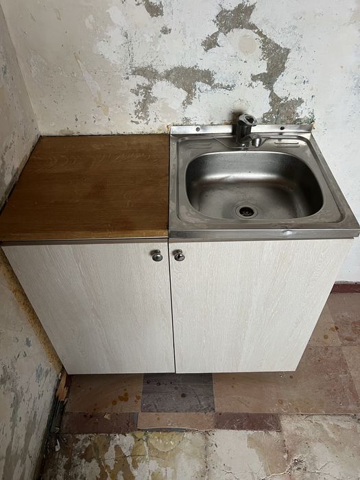 Продам на  кухню б/у 2 навесных шкафа и мойка с тумбой