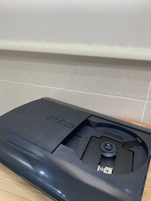 Playstation 3 Super Slim 500 GB em bom estado com 2 comandos e jogo