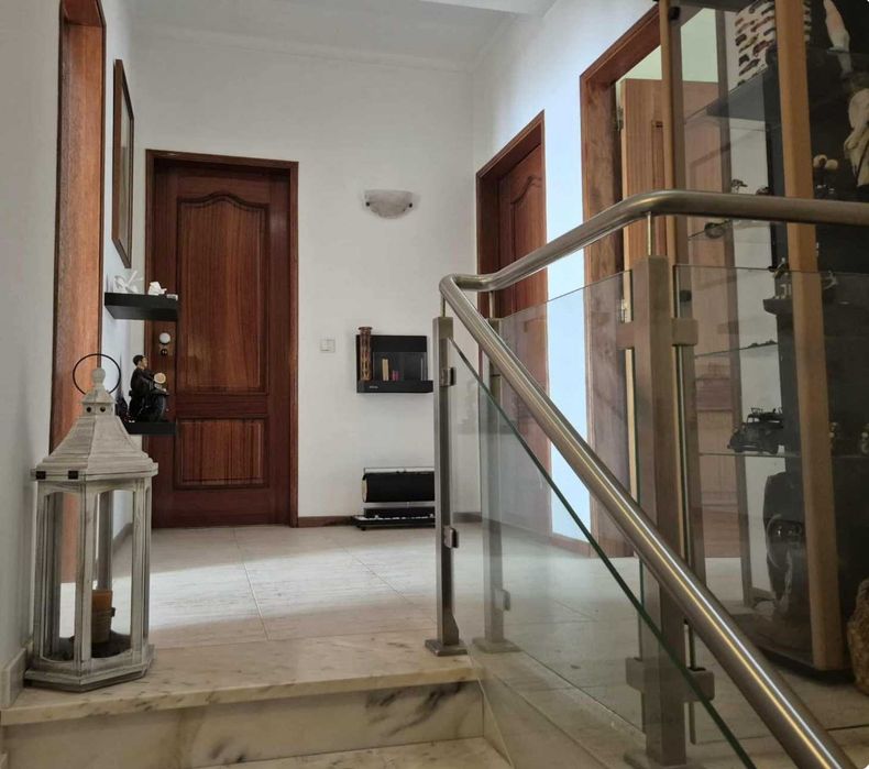 A venda. Vivenda em banda V3 Gambelas.