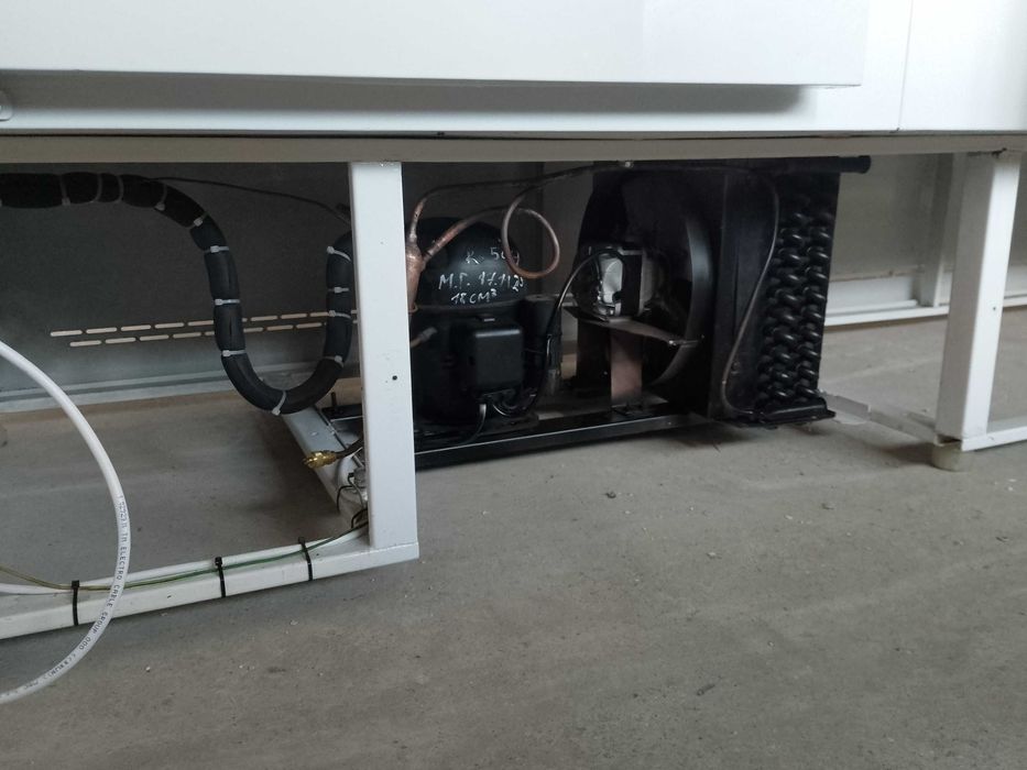 холодильная  витрина 2.5 м " Технохолод "  2 шт