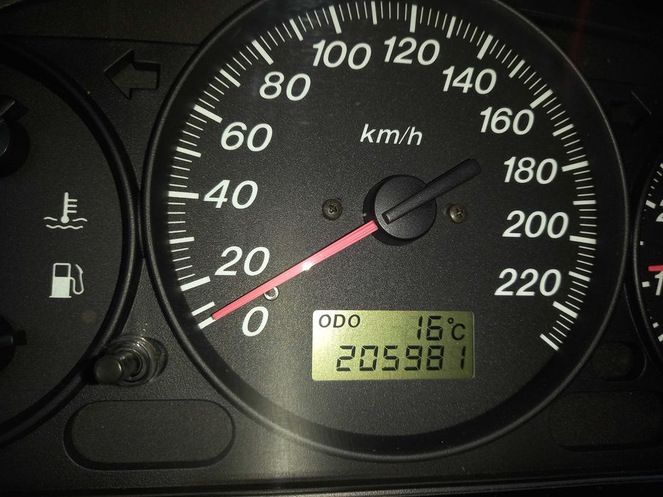 mazda 323 f bom e barato