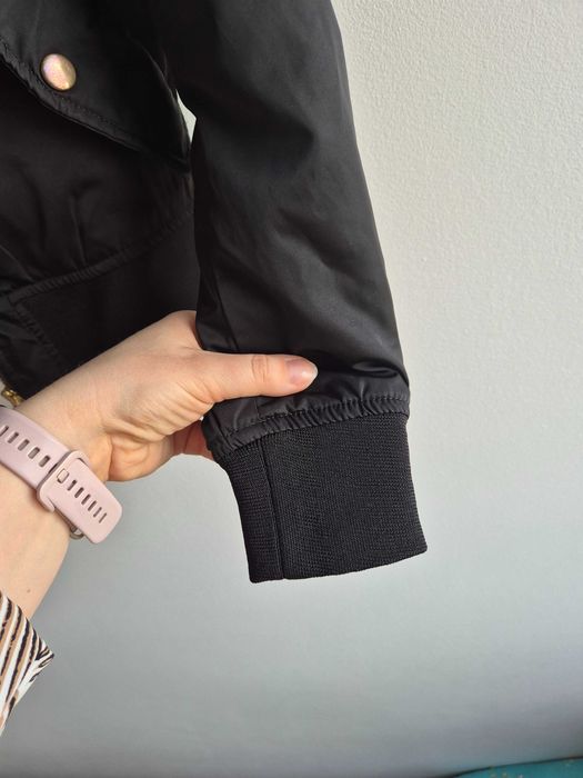 Czarna kurtka bomberka Pull & Bear S miedziane elementy