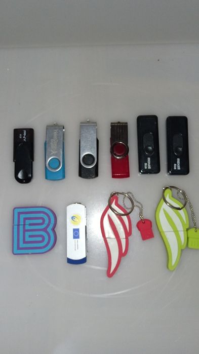 10 Pendrives de Várias Capacidades de Armazenamento