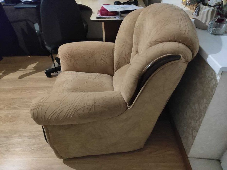 Диван кутовий +2 крісла у хорошому стані
