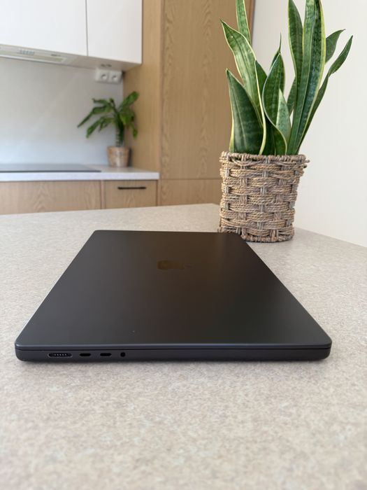 MacBook Pro 16” M4 Max 48GB ram 1 TB SSD