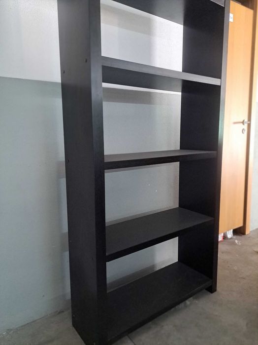 Estante em mdf, em cor preta.