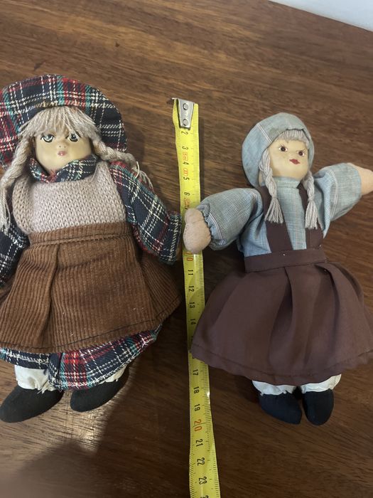 Duas Bonecas de pano com cabeça em ceramica