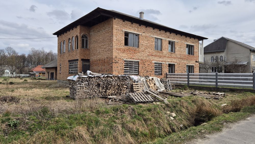 Продаж цегляного будинку