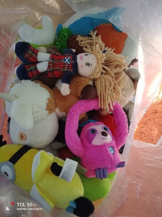 Saco com 55 peluches grandes e pequenos tudo em bom estado.