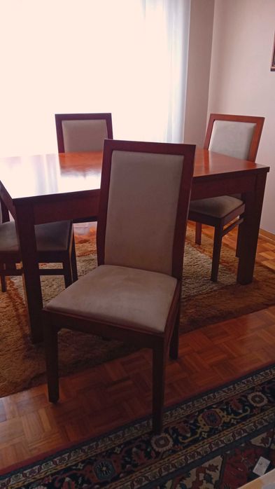 Mesa de Sala de Jantar com quatro cadeiras