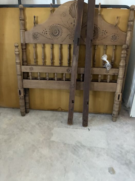 Cama  em madeira trabalhada