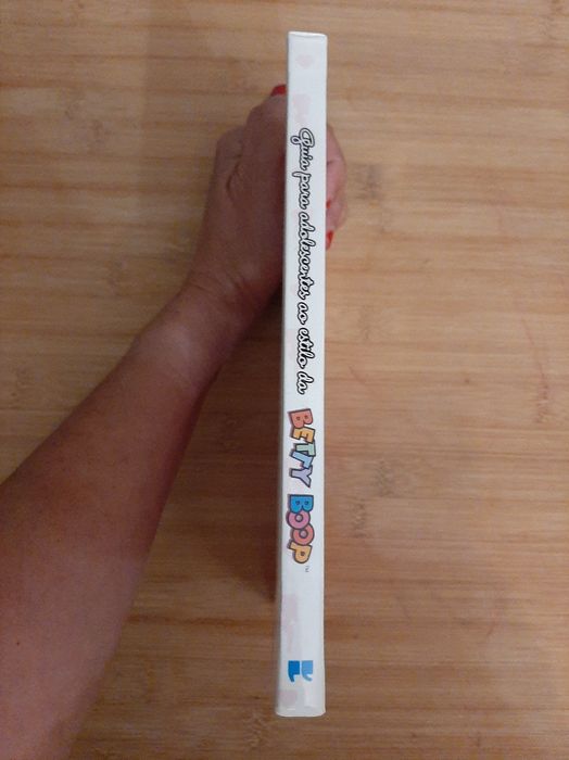 Livro " Guia para adolescentes ao estilo da Betty Boop "