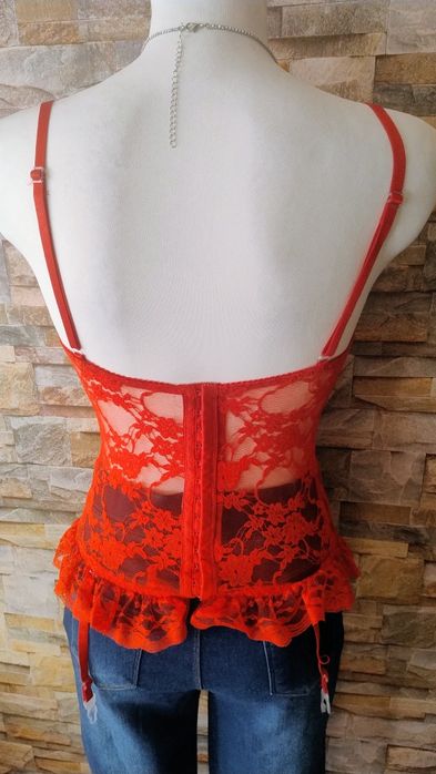 Czerwony koronkowy zmysłowy gorset . Miękkie miseczki