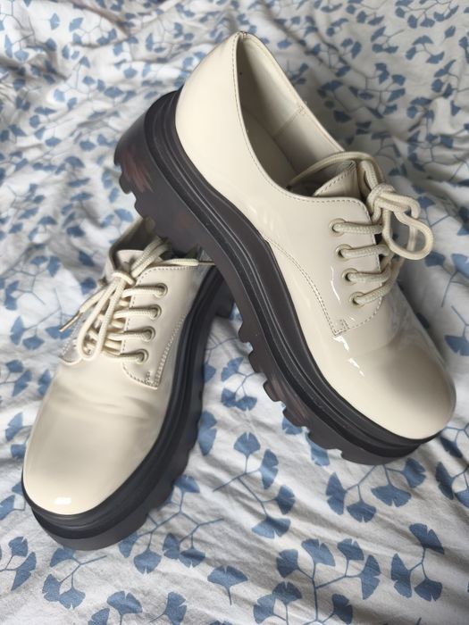 Buty beżowe Cropp 39