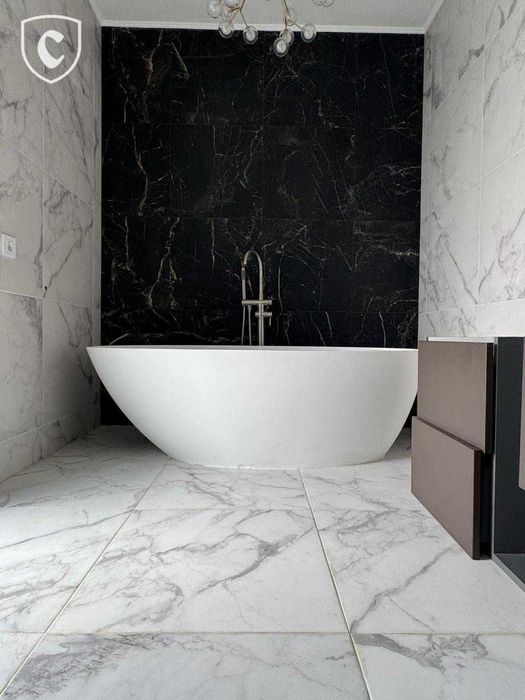 Сучасний будинок 175 м² з терасою та каміном у сосновому лісі.