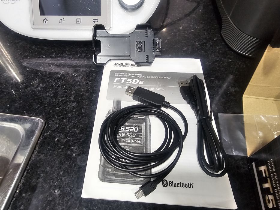 Yaesu FT-5D com extras64740372961923123