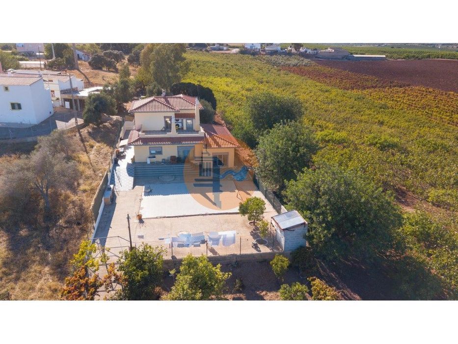 Moradia Unifamiliar Bernardas, AlturaV4 com 2 Pisos . Garagem. Terr...