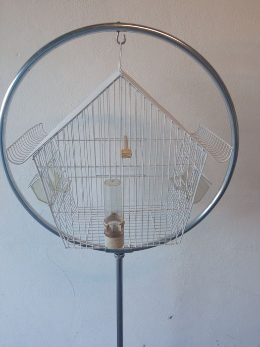 Gaiolas com tripé ou suporte