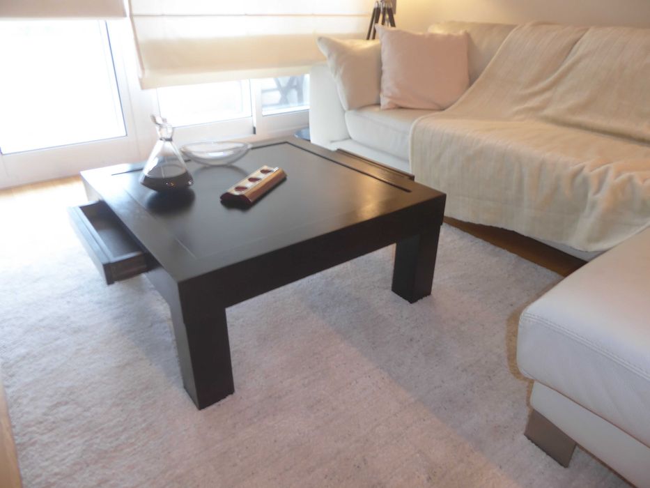 Mesa quadrada de centro com gavetas