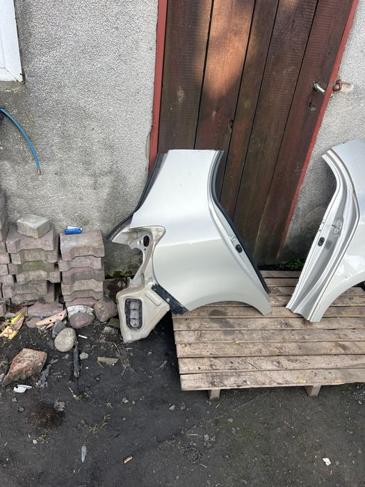 Błotnik ćwiartka prawa lewa tył tylna poszycie toyota yaris II 2 5a7