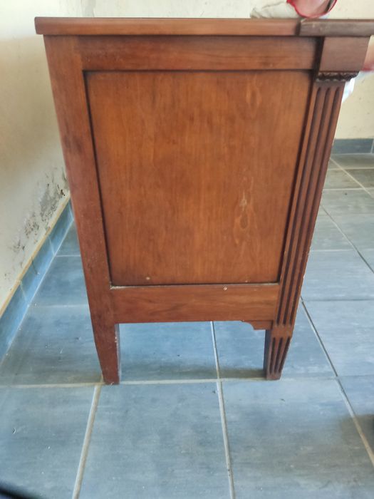 Cômoda antiga de madeira