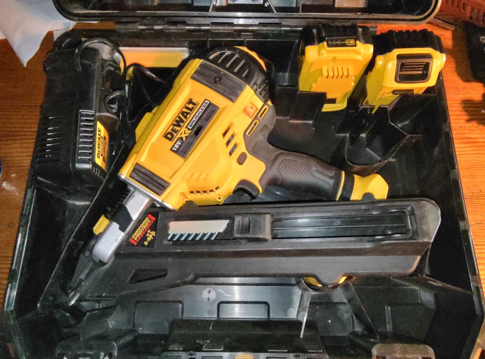 Gwoździarka do złączy ciesielskich DEWALT DCN 693