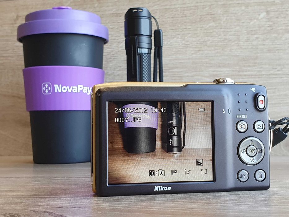 Вінтажний цифровий фотоапарат Nikon Coolpix S3300 Gold (16 Мп, 6x зум)