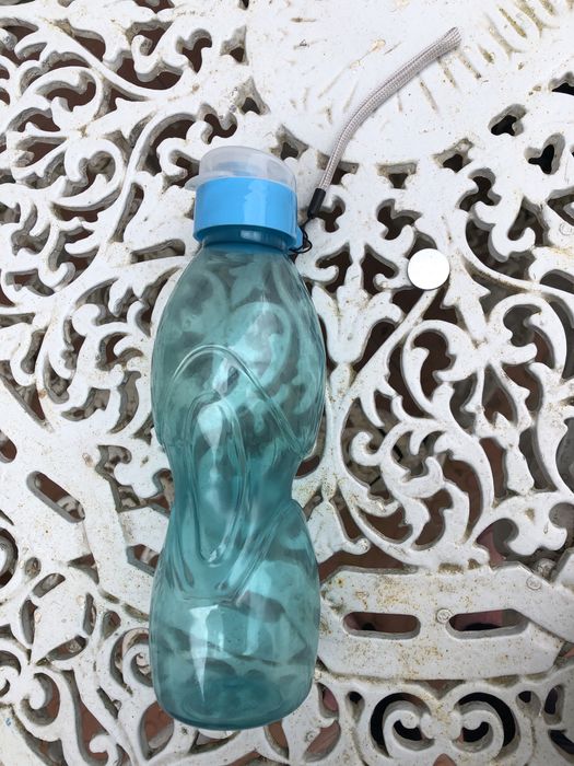 2 garrafas para transportar agua para consumo proprio