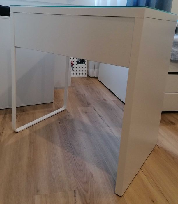 Secretária IKEA Micke branca com tampo em vidro