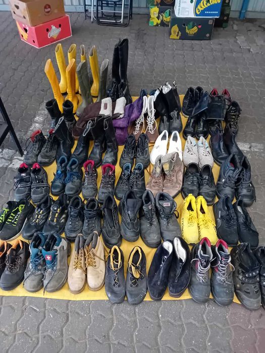 Buty robocze używane różne rodzaje i rozmiary i kalosze gumowce