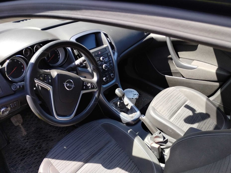 opel Astra 1,6 bogate wyposaż niski przebieg